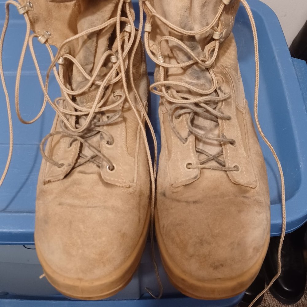 Wellco desert combat boots, size 11R, color tan